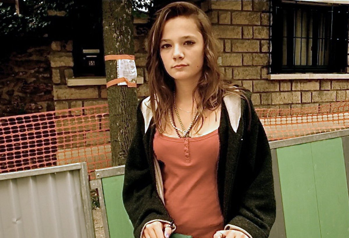 16 novembre 2011. Agnès Marin a 13 ans et est interne dans un collège de Haute-Loire.

Ce jour-là, Mathieu M., 17 ans, l'attire dans la forêt. Là, il l'attache à un arbre, la frappe, la viole, puis la tue. 

Mais lorsqu'elle se rend dans la forêt, ce qu'Agnès ne savait pas, c'est