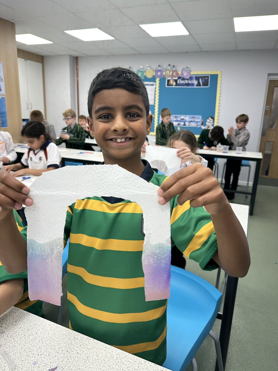 CCJuniorScience's tweet photo. Making chromatography rainbows in Science club this week. #CCDiscovery #CCloveOfLearning #CCQuestion https://t.co/8ZI9Iyi8LC