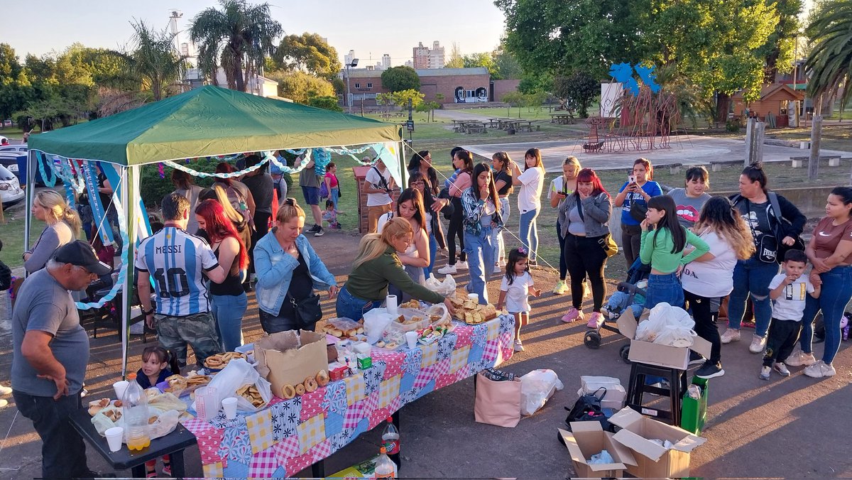 LibresdelsurL's tweet photo. 📍Estamos en la Universidad de Lanús diciendo que la educación pública es un derecho. 

No vamos a dar el brazo a torcer y dejar que la derecha corrompa y vulnere lo que tanto nos costó conseguir. 
Educación pública y gratuita.

#MassaPresidente2023 #LaEsperanzaVenceAlMiedo https://t.co/e9Dxor5I5S
