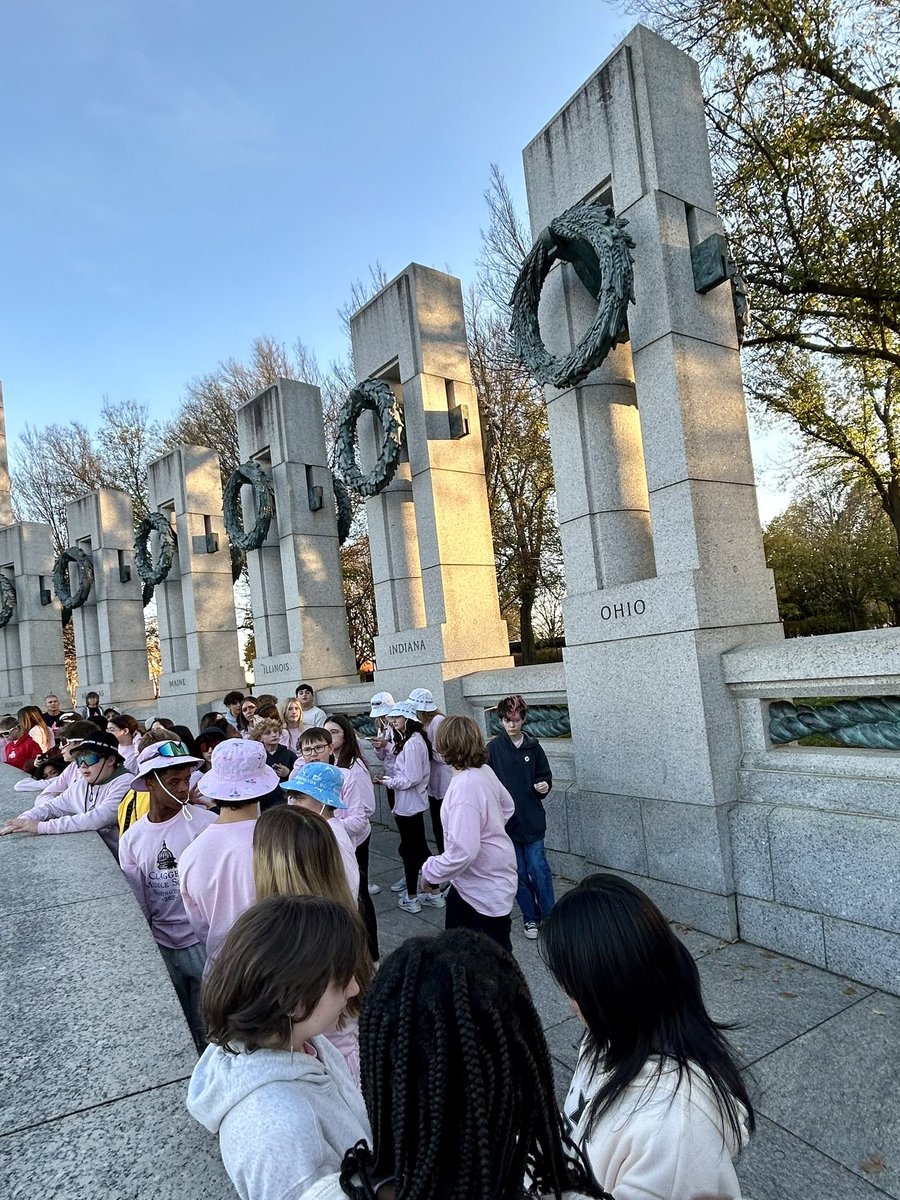 dalzellb304's tweet image. #bus1 visiting the WWII Memorial @ClaggettMCS @MrCondit