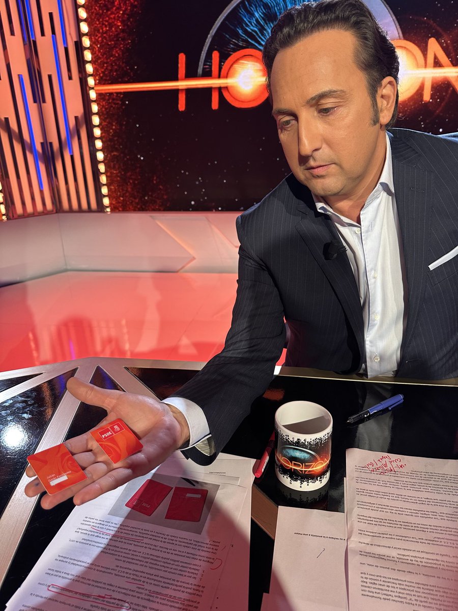 navedelmisterio's tweet photo. Ahora vamos con el hombre que rompió su carnet..
#Horizonte https://t.co/lRCuWGxbMY