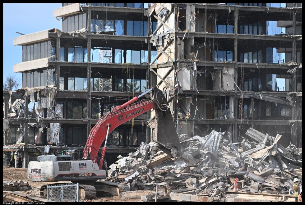 They are making slow but steady progress on demolishing the old Marriott headquarters in the Rock Spring area of Bethesda. blog.pagebypagebooks.com/2023/11/old-ma… @joh