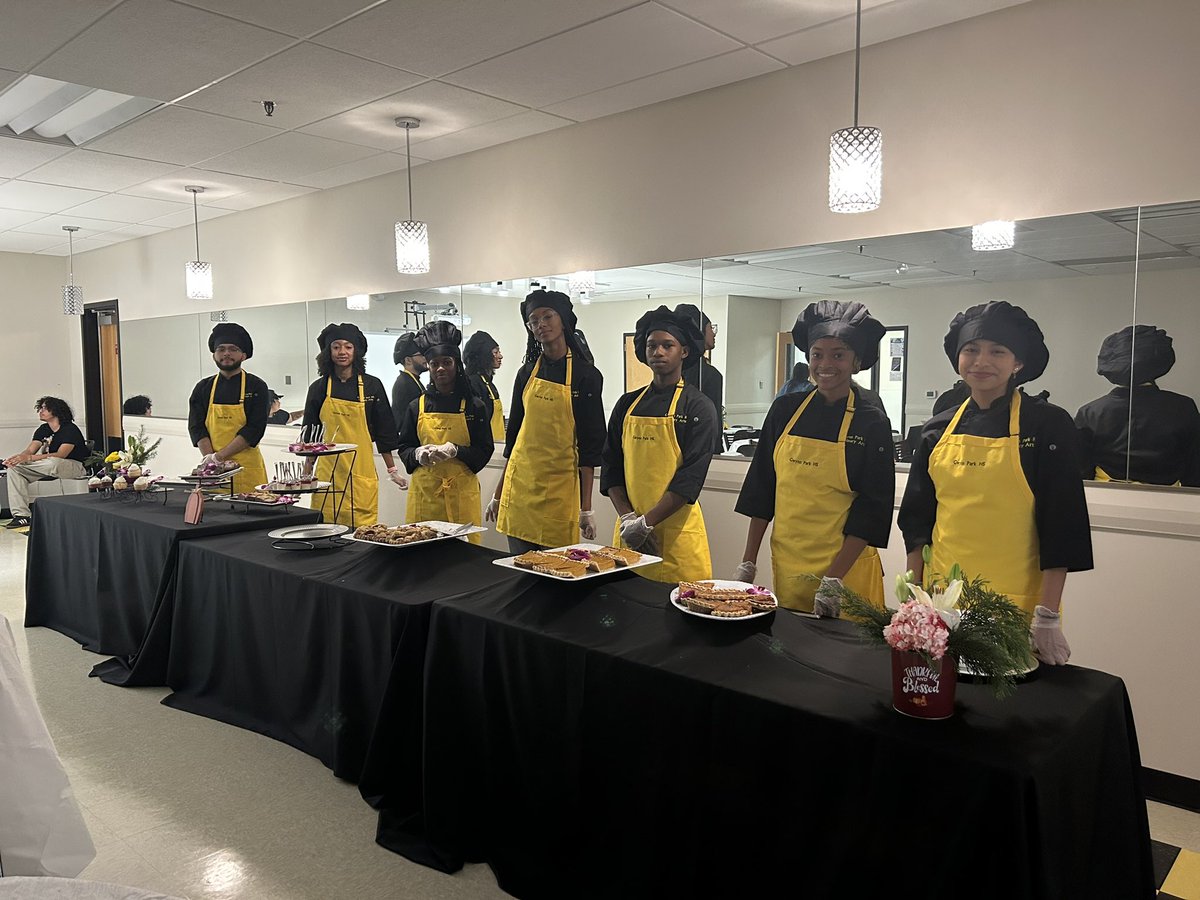GPHS_PrinHopVin's tweet photo. Sweet Treats today by our culinary arts students!! A great way to start the Holiday season! So grateful!! #jacketjoy Thanks Chef Monroe!! @GPHSFFA @GwynnParkHS https://t.co/WyPcg3w3VH