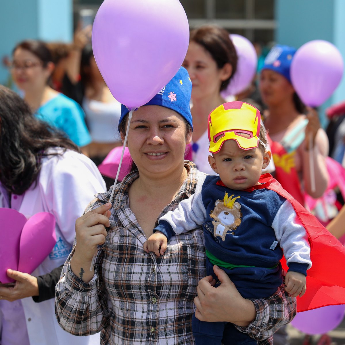 EsSaludPeru's tweet photo. En el marco de la Semana del Bebé Prematuro, el hospital #Rebagliati organizó un colorido pasacalle, donde niños menores de cinco años, que nacieron prematuros, desfilaron disfrazados de superhéroes al lado de sus padres. 💪💙 ¡Un verdadero ejemplo de fuerza y amor! 💕 https://t.co/DXJcyAX8Ah