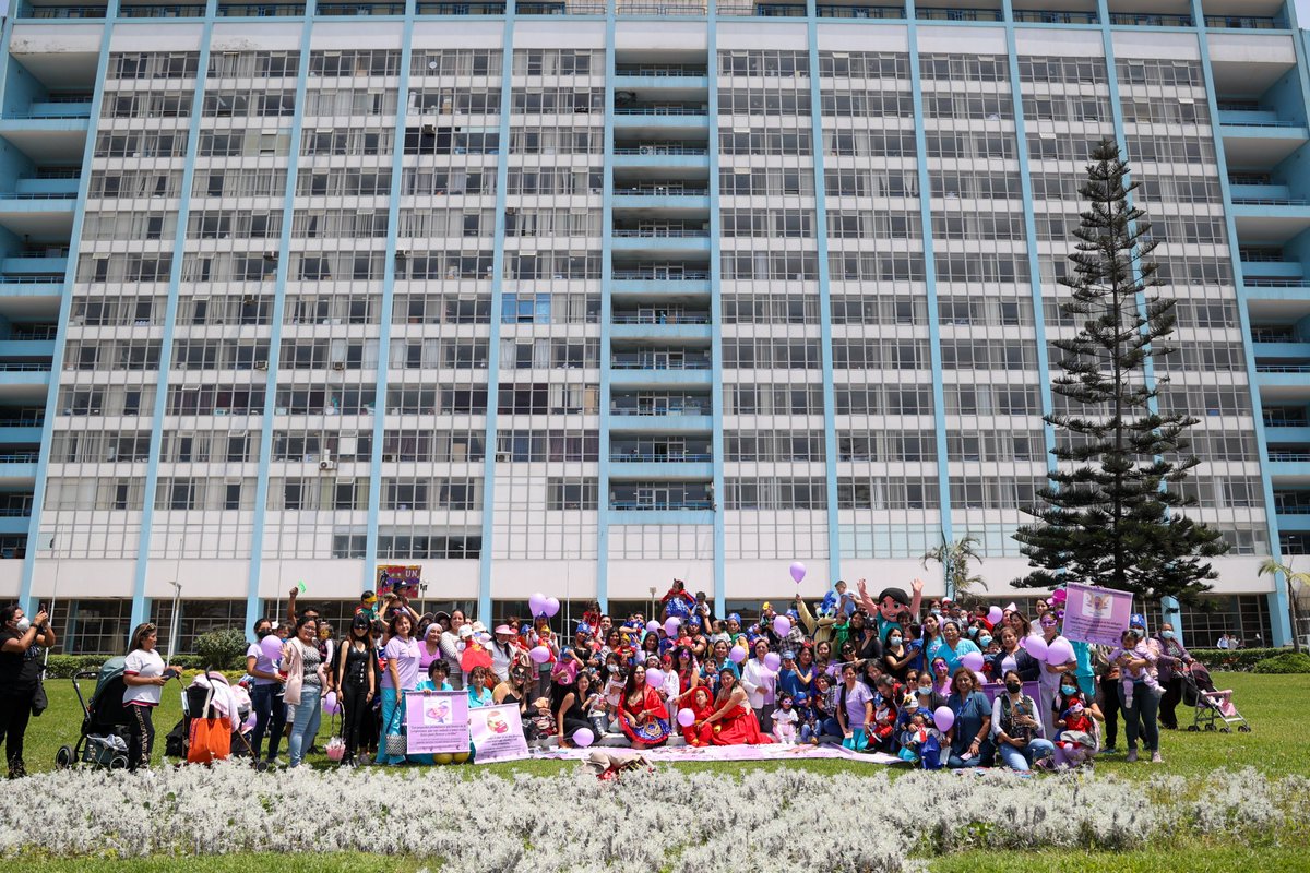 EsSaludPeru's tweet photo. En el marco de la Semana del Bebé Prematuro, el hospital #Rebagliati organizó un colorido pasacalle, donde niños menores de cinco años, que nacieron prematuros, desfilaron disfrazados de superhéroes al lado de sus padres. 💪💙 ¡Un verdadero ejemplo de fuerza y amor! 💕 https://t.co/DXJcyAX8Ah