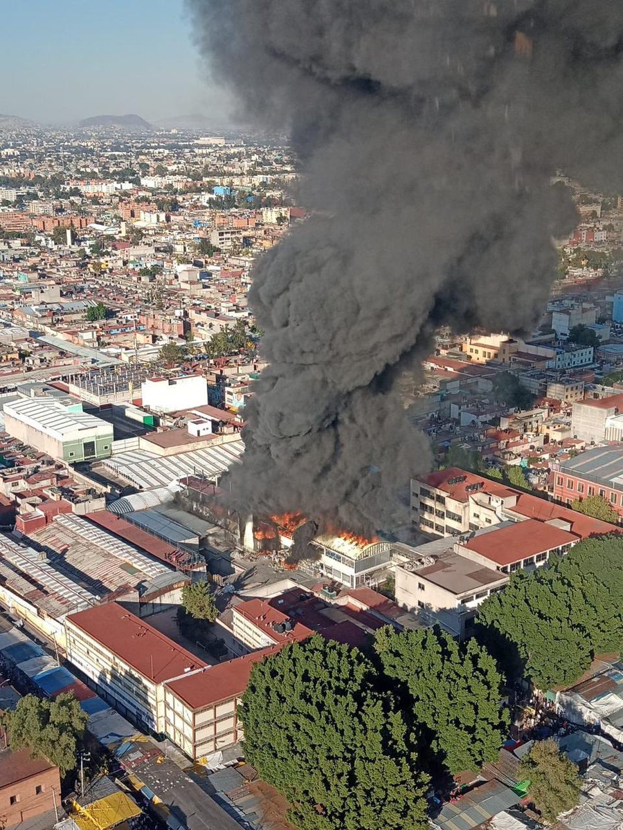 Central_CM's tweet photo. Fuerte #incendio en una bodega de calzado en Tepito, República de Nicaragua, #ColoniaMorelos, Centro, Cdmx. https://t.co/dzhUssU5zP