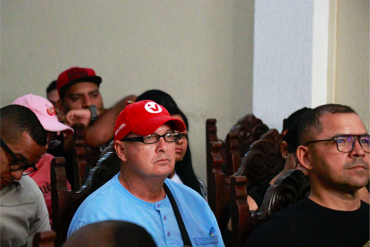 Manueljuventud2's tweet photo. Junto a la Jefa del Comando de Campaña Municipal Venezuela Toda de Santiago Mariño @johanitakenpo y la enlace regional del @PartidoPSUV @CarylBertho hemos conformado los Comandos Territoriales para la defensa del Esequibo este próximo #3D #ElEsequiboEsMío https://t.co/Wm2wYq3Tuh