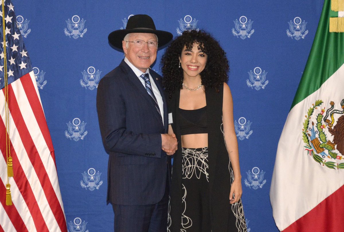 .<a href="/ElyferTorres/">Elyfer Torres👊🏽</a> eligió un diseño de <a href="/VERODIAZmx/">VERO DIAZ</a> para la celebración de Acción de Gracias con el Embajador de Estados Unidos en México Ken Salazar: Un Encuentro de Tradiciones y Conexiones Culturales.