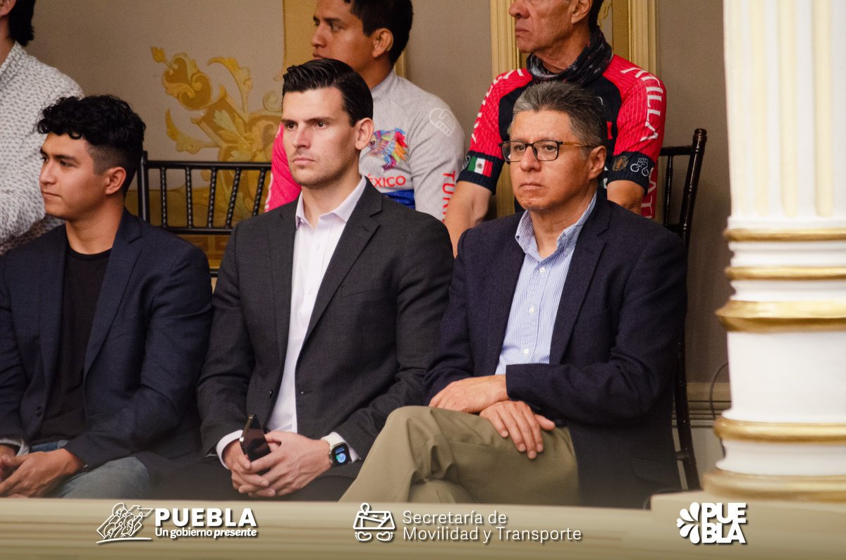 MTGobPue's tweet photo. Bajo el compromiso del #GobiernoPresente de @SergioSalomonC y en representación del titular de la dependencia, Omar Álvarez Arronte, el subsecretario de Movilidad y Seguridad Vial, Narciso Cazares Dattoli, asistió el día de hoy a la Sesión Pública Ordinaria donde, en un momento histórico para el estado, se aprobó por unanimidad la Ley de Movilidad y Seguridad Vial del Estado de Puebla, gracias al esfuerzo y trabajo coordinado de las y los diputados de la Sexagésima Primera Legislatura del Congreso del Estado de Puebla (@CongresoPue).

Este instrumento jurídico es posible gracias a la diputada presidenta de la Comisión de Transportes y Movilidad, Silvia Tanús (@silvia_tanus), a quien agradecemos su entusiasmo y visión para trabajar de manera colaborativa con la sociedad civil y el gobierno estatal, generando condiciones para integrar con éxito el contenido, las consultas ciudadanas y revisiones técnicas de este proyecto. En este mismo esfuerzo, reconocemos a la diputada Guadalupe Leal (@LupitaLeal_), presidenta de la Comisión de Desarrollo Urbano, y Roberto Solís Valles (@robertsolisvall), diputado presidente de la Comisión de Seguridad Pública.

Con estas acciones, nuestro estado se coloca a la vanguardia para generar instrumentos que garanticen efectivamente el derecho a la movilidad en condiciones de calidad, inclusión, seguridad y accesibilidad, representando todas las voces ciudadanas y concretando un ejercicio verdaderamente democrático. Asimismo, desde esta dependencia, refrendamos el compromiso de fortalecer el trabajo institucional para dar cumplimiento cabal a esta ley, garantizando que su aprobación se traduzca en aplicación real y beneficios para todas y todos los poblanos.