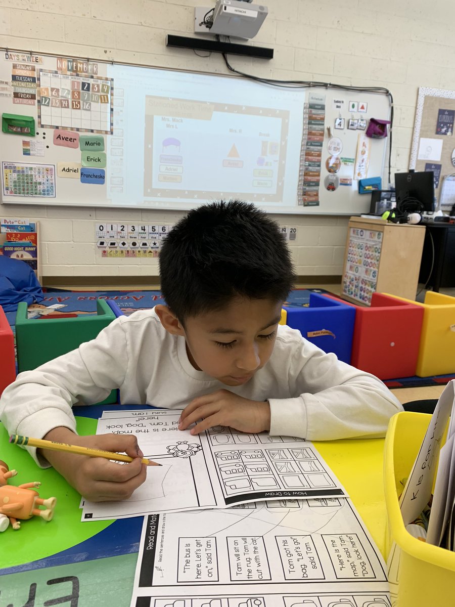 Mrs_Mack23's tweet photo. Practicing our CVC words by making books and looking a pictures 💙 #EMKPRIDE https://t.co/pnx4WfkHmx