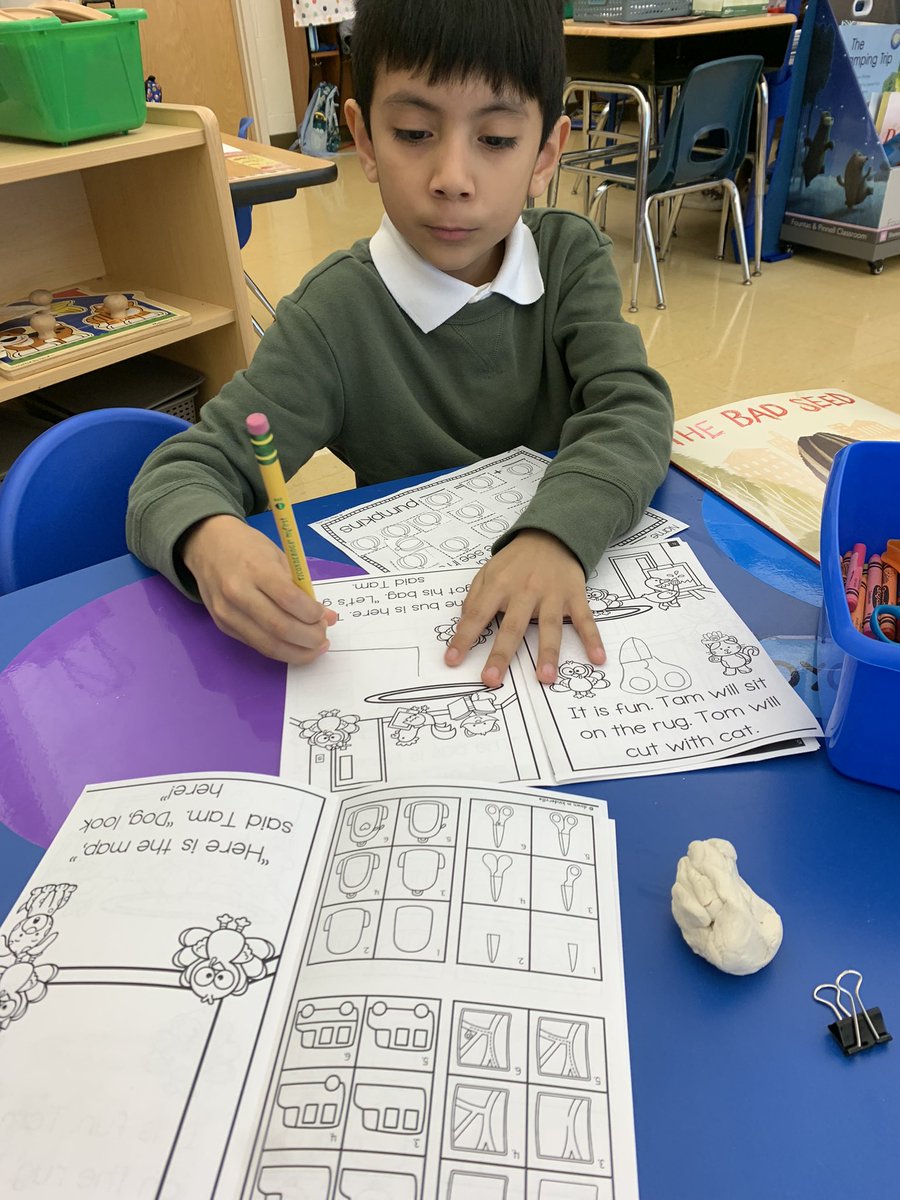 Mrs_Mack23's tweet photo. Practicing our CVC words by making books and looking a pictures 💙 #EMKPRIDE https://t.co/pnx4WfkHmx