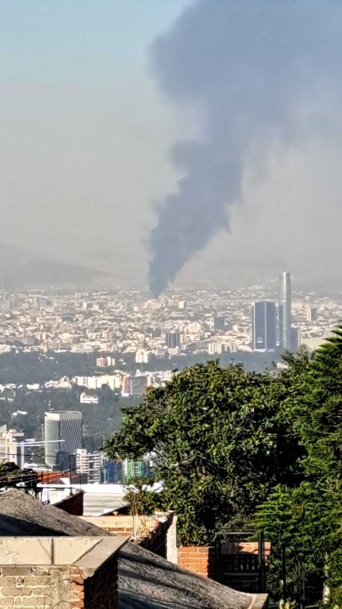 s_0073's tweet photo. @SGIRPC_CDMX @AlcCuauhtemocMx Se ve desde muy lejos el incendio. https://t.co/G1IsTmOCI0