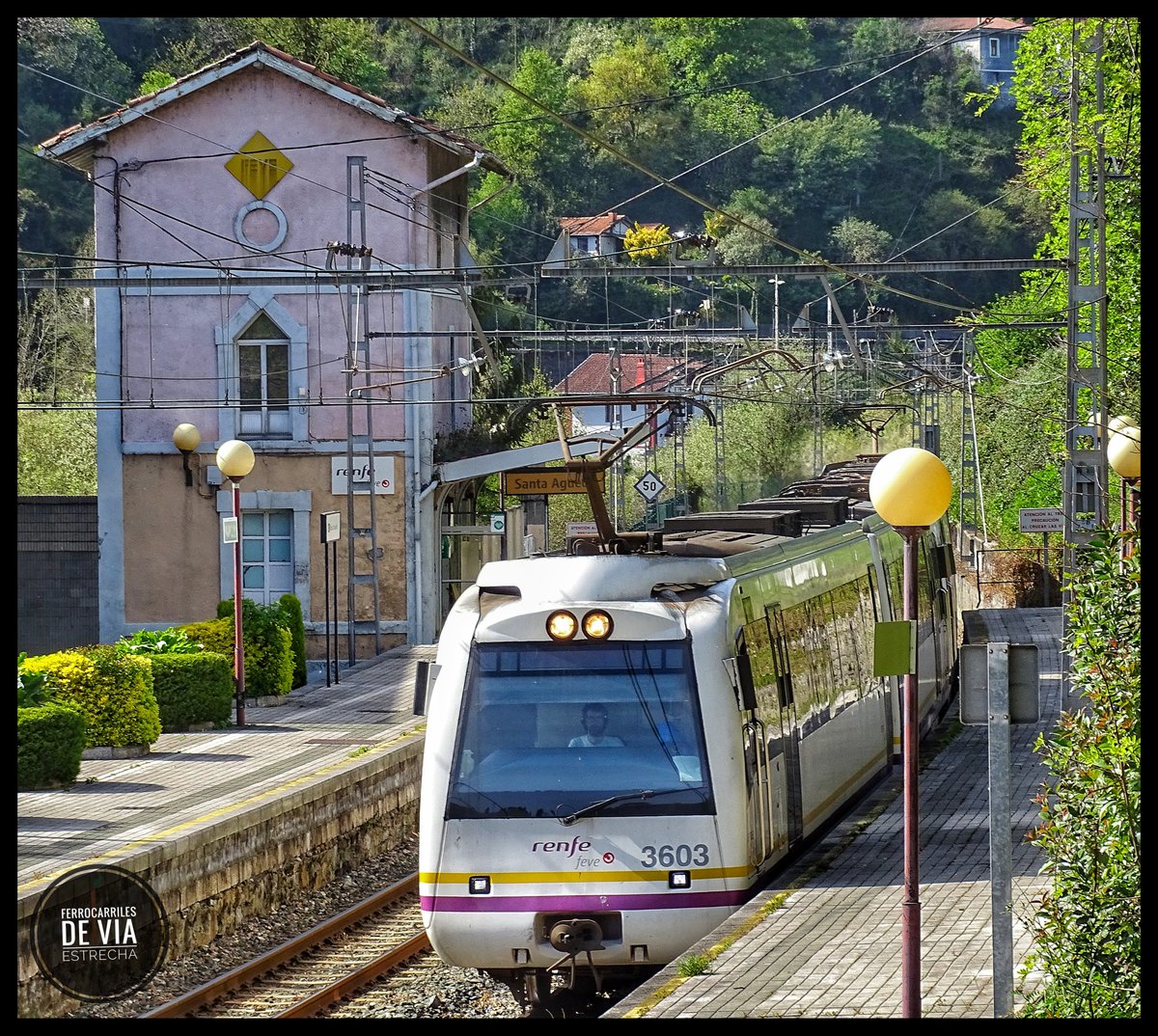 ffccviaestrecha's tweet photo. Unidad de la serie 3600 efectuando el servicio Bilbao-Balmaseda, en Santa Agueda (Vizcaya).
#ferrocarrilesdeviaestrecha #renfeanchometrico #renfecercanias #trenesdecercanias #viaestrecha #renfeviajeros #trenesdecercanías #feve #trenesdefeve https://t.co/9DwNZlYKbX