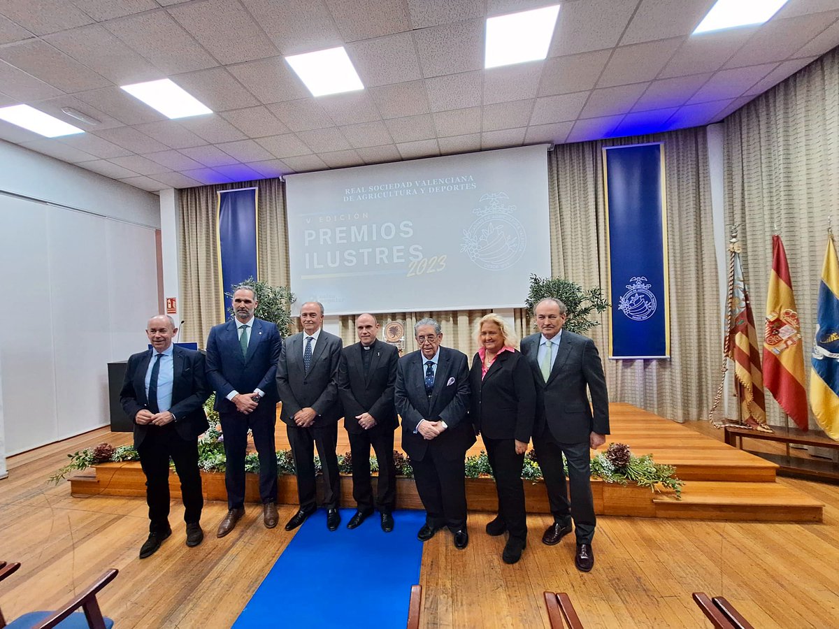 MJFSanSegundo's tweet photo. Magnífica velada en la 
V Edición de los  #PremiosIlustres 
de la Real Sociedad Valenciana de Agricultura y Deportes @CasinoAgrVLC #RSVA

Enhorabuena a los galardonados. https://t.co/er2e5lYTc9