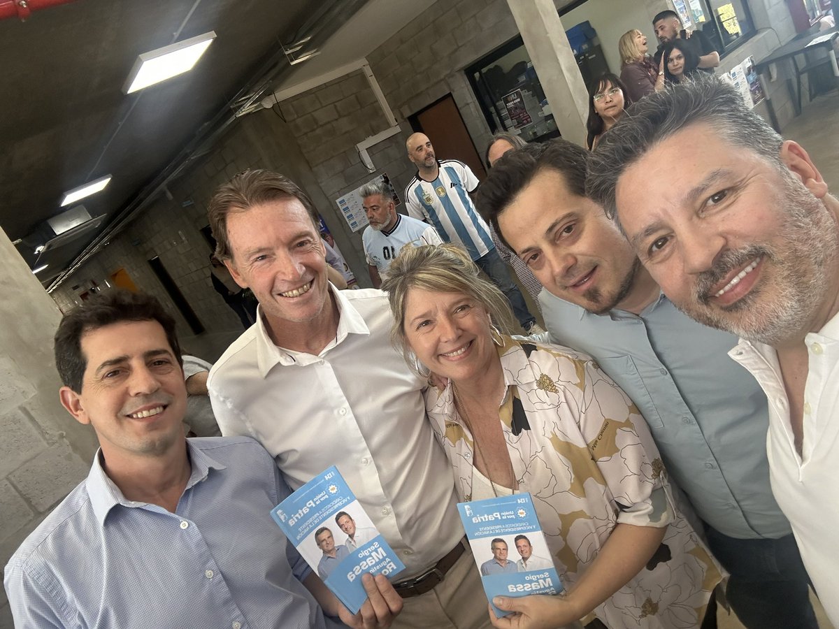 gustavomenendez's tweet photo. Se viene la Argentina que estábamos esperando! Gracias @CrisAlvarezRod 🇦🇷❤️🇦🇷!!! Gracias @wadodecorrido 🇦🇷❤️🇦🇷!!!
#SergioMassaPresidente
#MerloBsAsConMassa https://t.co/SIWwxLhSLv