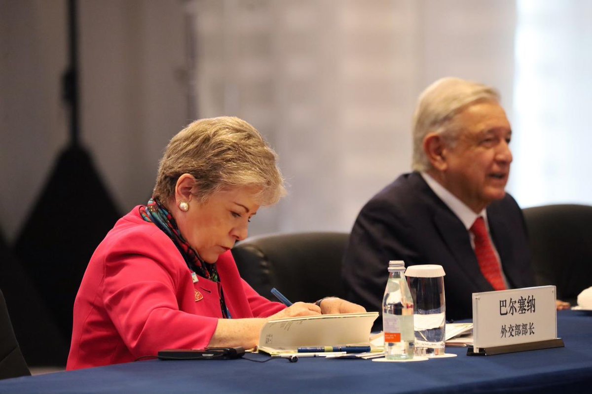 Un gusto acompañar al Presidente <a href="/lopezobrador_/">Andrés Manuel</a> en reunión con el presidente Xi Jinping de la República Popular de China. Acordaron apoyar a los hogares afectados por #Otis, combatir el tráfico ilegal de precursores químicos de drogas sintéticas y potenciar comercio y inversión.