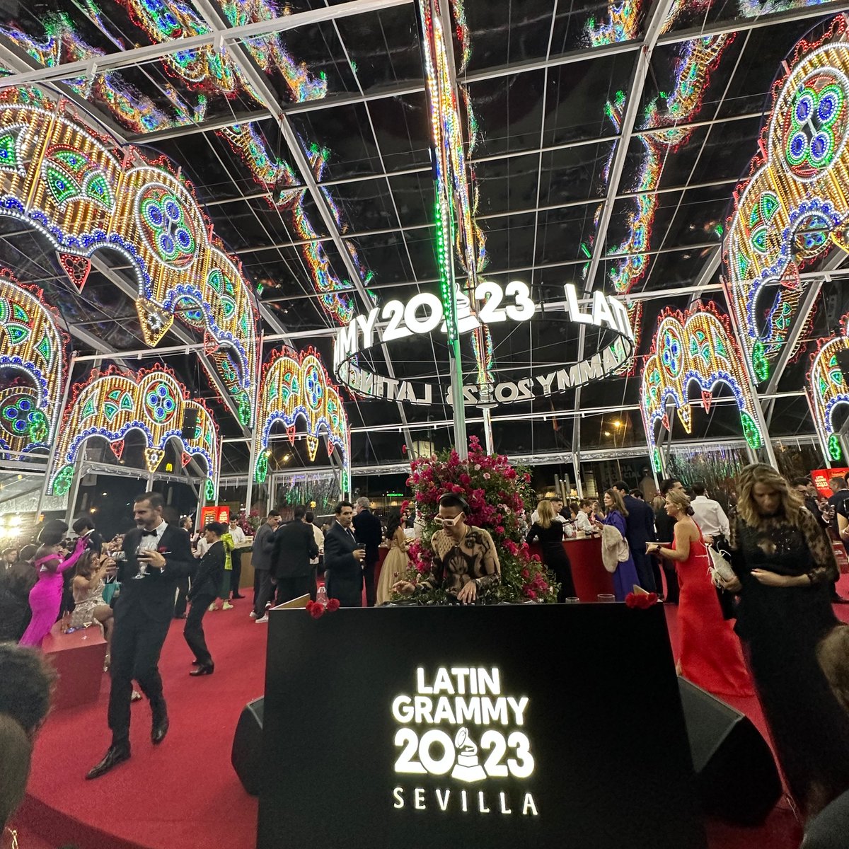 Todos los invitados de esta noche se reúnen en la Fiesta Oficial del #LatinGRAMMY en anticipación de una noche llena de momentos inolvidables @viveandalucia, @Ayto_Sevilla, @Bulova, @BodegasFundador, @Mastercard, @elcorteingles, @Iberia, @iryo_eu, @AguaLanjaron, @Uber_ES,…