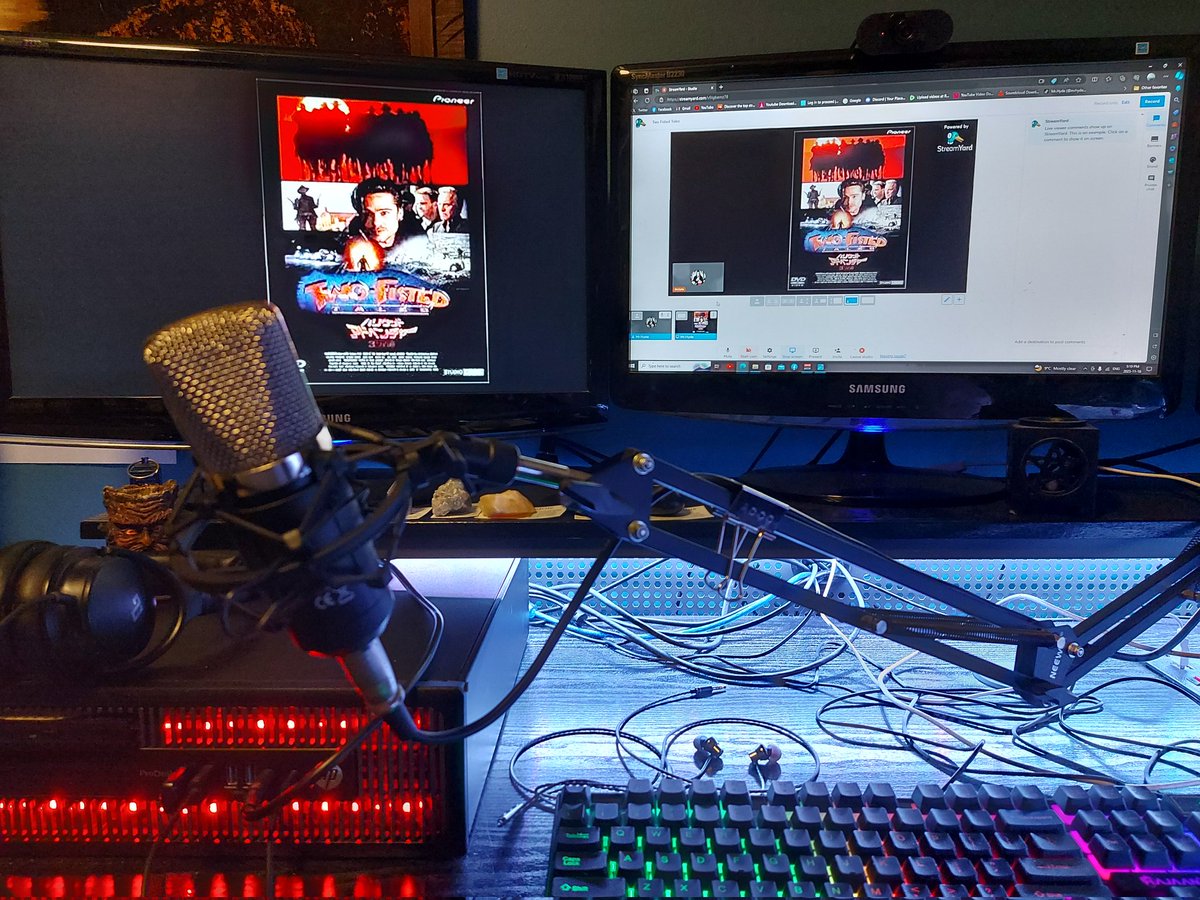 thegeekinside71's tweet photo. @wendology1 and I are recording this Sunday's #BMovieCinemaShow #comicmovie #horror #horrormovie https://t.co/Aq0oBSMGWR