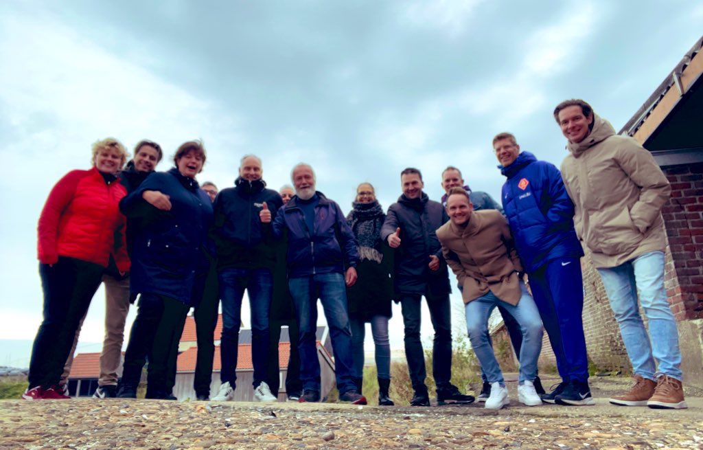 edwinoverbeeke's tweet photo. SAMENWERKDAG | Vandaag mochten we @LiesbethKole onze @KNVBZuid1 collega’s verwennen met een Samenwerkdag op locatie; uiteraard in #Zeeland❤️ Werken @VVYerseke (bedankt!) &na de lunch ‘n geweldig leuke onderhoudende rondleiding over de oesterputten beleven! #mossel #oester #bolus https://t.co/kSOYdd7BU8