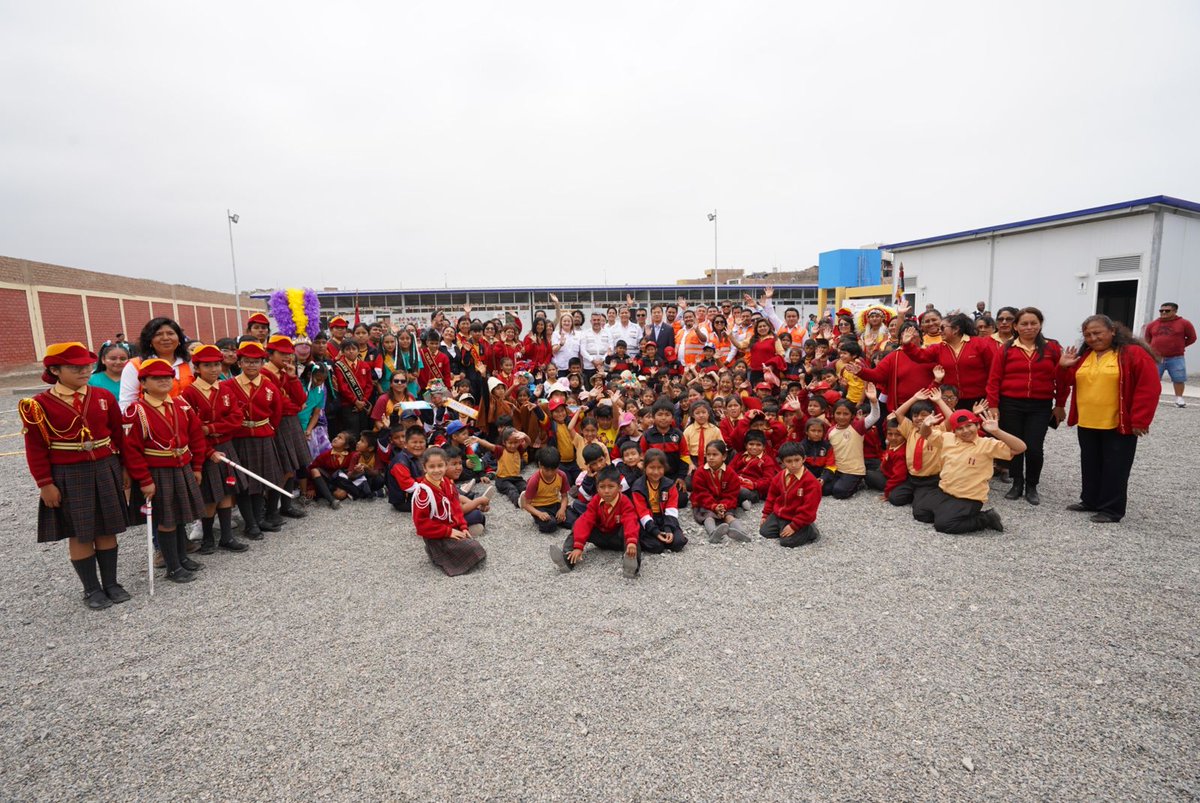 ebicentenariope's tweet photo. 🏫#NDP | Entregamos la escuela temporal para la IE 21578 en #Paramonga, en un ambiente de emoción y algarabía con la presencia de la viceministra de Gestión Institucional del @MineduPeru, Soraya Altabás y el director ejecutivo de Escuelas Bicentenario, Alvaro Estrada. #G2G https://t.co/g2si9o3DsU