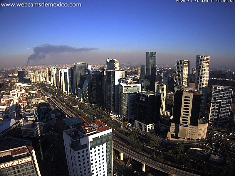 ¡Impresionante! Gran columna de humo por el fuerte #Incendio en la Alcaldía Cuauhtémoc de la Ciudad de México, #CDMX. Vista Santa Fe: webcamsdemexico.com/webcam/santa-f… Vista Torre Latino. Oriente: webcamsdemexico.com/webcam/mexico-… Poniente: webcamsdemexico.com/webcam/mexico-…