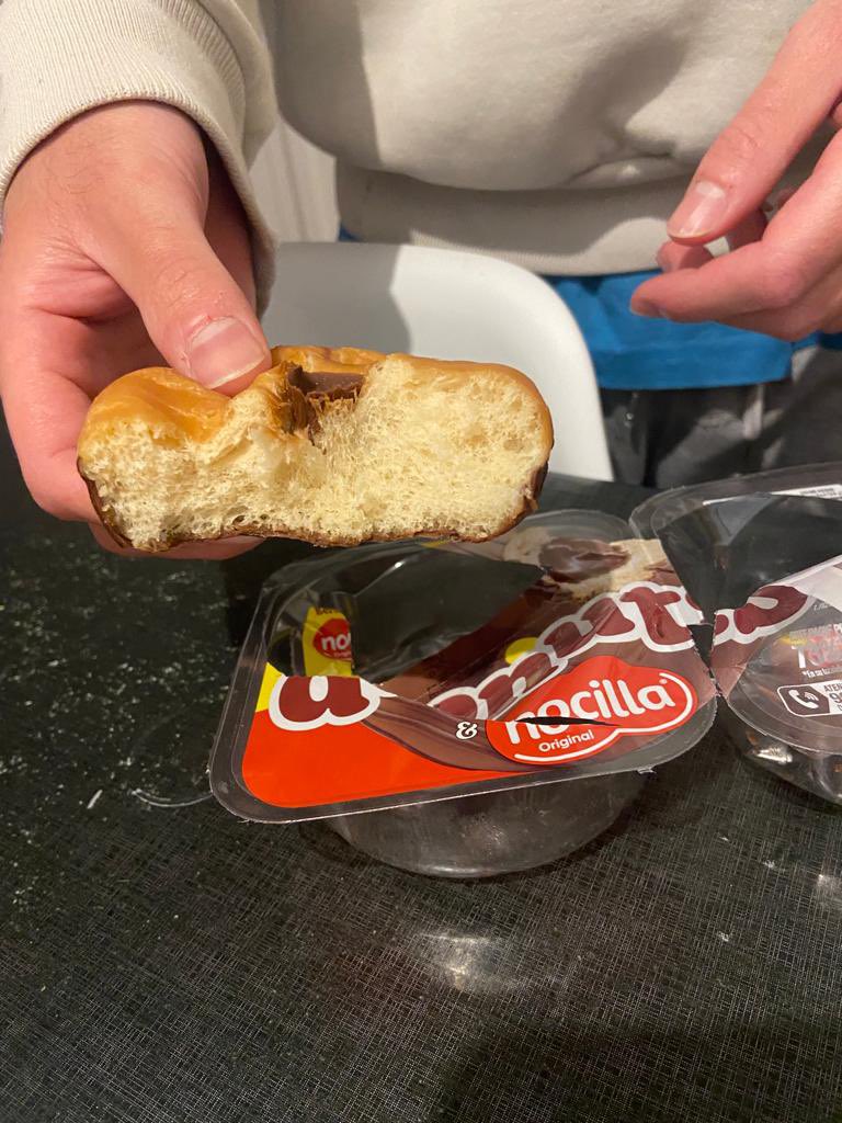 AlvaroSkyline's tweet photo. Y el relleno de nocilla? Qué desilusión!😔 @Donuts_es https://t.co/W3CDZASEGb