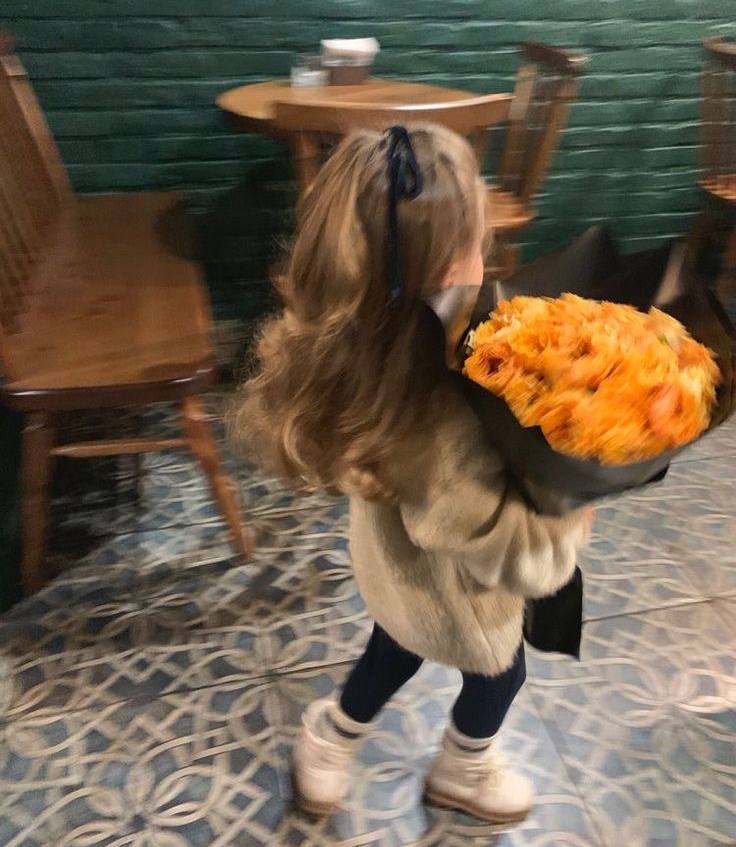 " إن الإناث يا عزيزي لا يقاس جمالهن بطولهن أو قصرهن ذلك شيء سطحي جداً لكل فراشة جمال خاص بها ولكل وردة جمالها لا تقارن هذي بتلك 🦋🍂،

#الطويله_ولا_القصيره