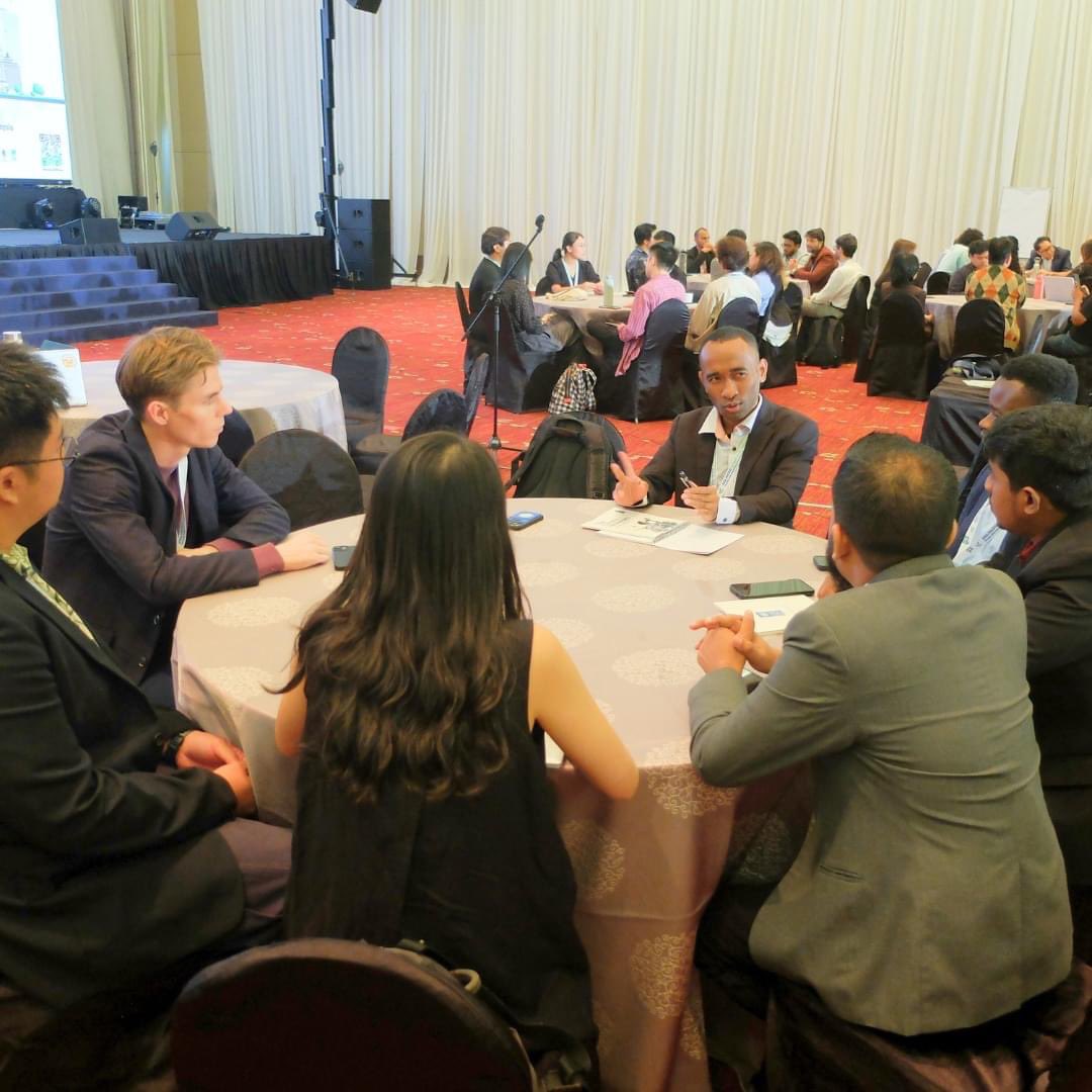 Amazing youth capacity building  session at #APClimateWeek 🇲🇾 focused on youth human library.

Methods of story telling, mapping, discussions & shared perspective & experiences enabled youths to learn from each other + suggest best approaches to initiate community led solutions.