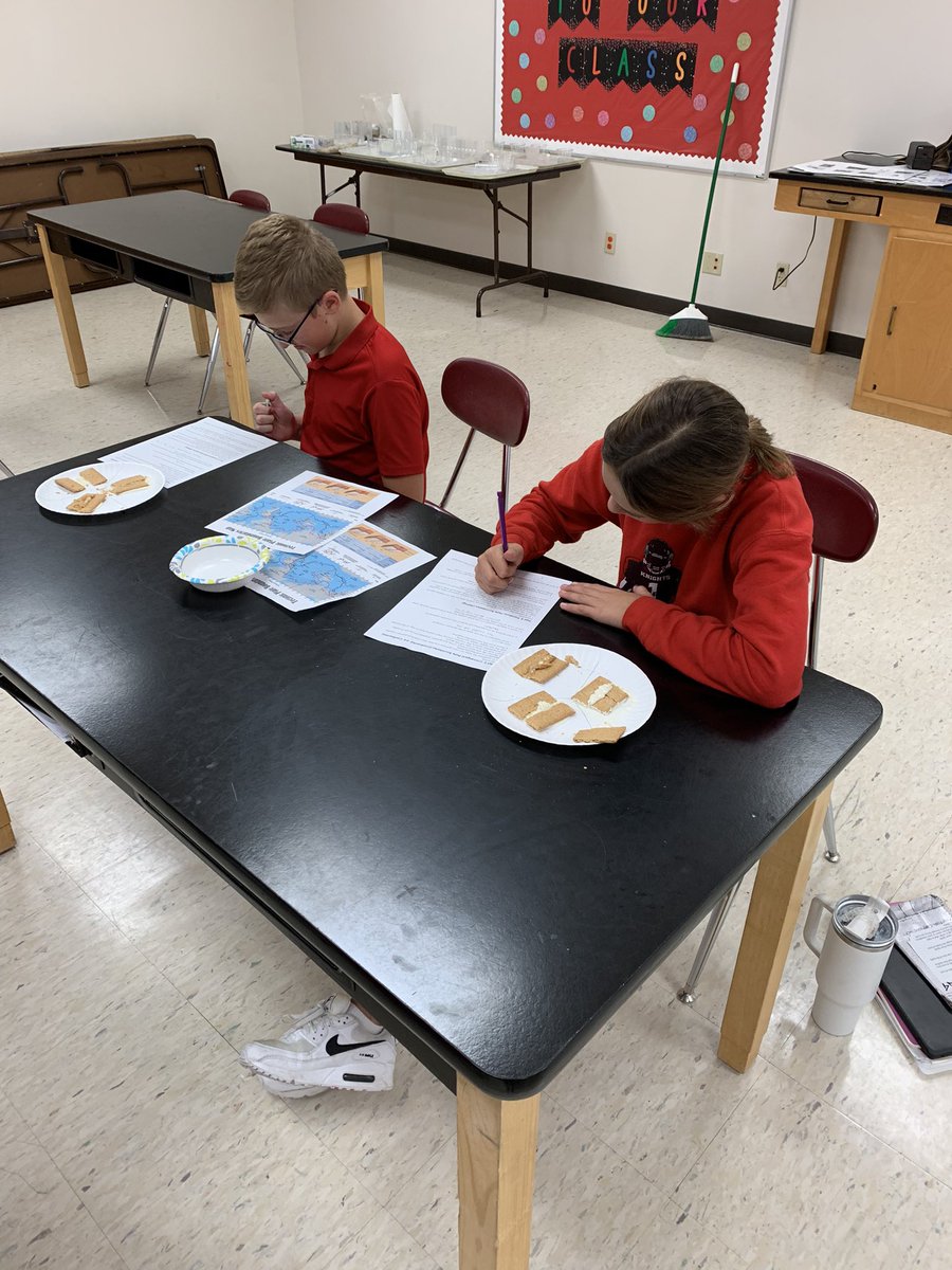 LisaConKow's tweet photo. 7th grade science @NorfolkCatholic used graham crackers and frosting to demonstrate 3 types of plate boundary movement. Science is fun and tasty! #ncknights https://t.co/CStdcj2mmm