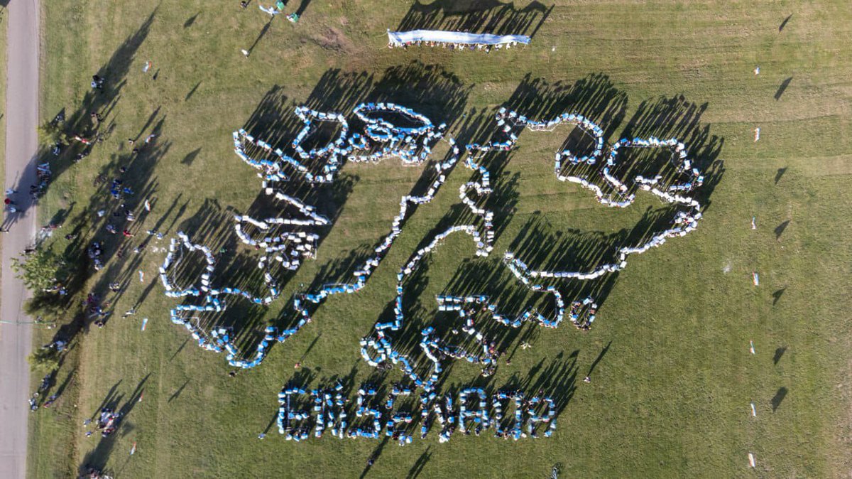 A días de cumplirse un nuevo aniversario de la soberanía nacional, Ensenada arma una silueta de las Islas con vecinos y vecinas acompañando a los veteranos de guerra, más convencidos que nunca de que las islas son y serán siempre argentinas.