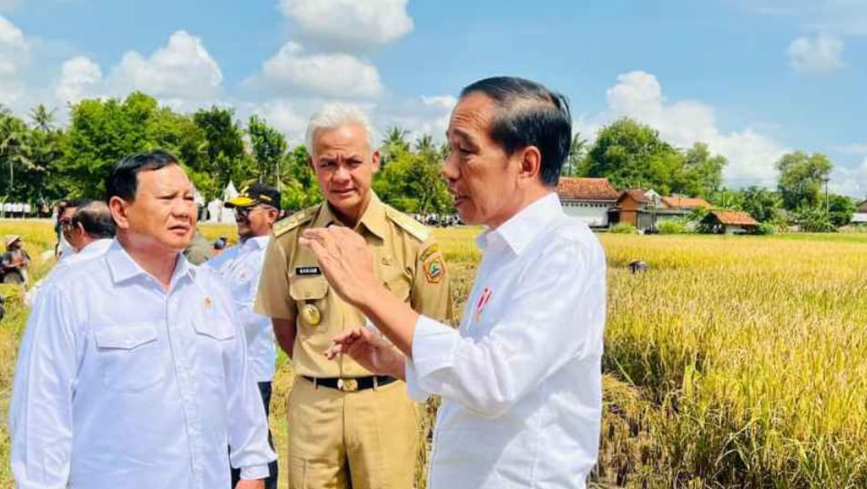 Leonita_Lestari's tweet photo. WONG CILIK DUKUNG JOKOWI
.
.
.

Hari ini, pilihan ke Prabowo adalah hal paling realistis bagi para pemilih Jokowi. Sederhana pikiran mereka jelas adalah terjaminnya kelangsungan pembangunan itu sendiri.

Yang mereka tahu, Ganjar sudah bukan penerima tongkat estafet pak Jokowi tapi Prabowo. Alasannya sangat sederhana, Gibran, anak sulungnya, mulai saat ini adalah sebagai cawapres Prabowo.

Jangan tanya kenapa itu bisa terjadi apalagi meributkan hal - hal terkait putusan MK. Itu bukan hal menarik bagi mereka. Mereka tidak akan mau pusing sepusing pikiran njelimet saudaranya yang sibuk di media sosial.

Pokoknya Jokowi is the best. Di mata mereka, pembangunan yang sudah dilakukan pak Jokowi hanya akan bisa dilakukan oleh dia yang menerima restu dan estafetnya. Yang lain - lain tidak mereka pikirkan.

Mereka kebanyakan adalah masyarakat dengan cara berpikir sederhana. Ribuan kilometer jalan, puluhan waduk, bandara hingga berbagai program kerakyatan terbukti mereka rasakan ada karena pak Jokowi.

Tak ada pernah terbayang bagi Paijo pada 10 tahun yang lalu dia akan punya mobil hari ini misalnya. Jalan di kampungnya tiba - tiba terbentang dan maka penting baginya untuk punya kendaraan sehingga setiap panen cabe dia tak lagi kesulitan.

Pun Murni yang bekerja di Karawang Jawa Barat sebagai karyawan. Moda kereta api yang sudah berubah drastis dan menjadi begitu nyaman dengan jadwal tertata layaknya di negara maju juga membuat jarak dengan kampung halamannya di Jogja seolah makin dekat. Dia tak lagi harus menunggu lebaran hanya untuk pulang kampung.

Intinya, sembilan tahun pemerintahan Jokowi benar - benar adalah anugerah bagi rakyat kecil di hampir seluruh sudut negeri ini. Bagi mereka, sembilan tahun bersama Jokowi adalah bukti negara hadir.

Jangan tanya hal rumit terkait urusan politik atau alasan kenapa ada koalisi partai dengan segala njelimetnya pada mereka, tapi coba tanyakanlah sebesar apa cinta mereka pada presidennya.

Jadi, ketika anda hari ini ramai - ramai menyudutkannya dengan banyak hal terkait politik yang tak mereka paham dan tak membuat mereka tertarik, hati - hati, badai perlawanan akan menghantam anda tanpa ampun.

Bukan dengan cara marah apalagi anarki, capresmu gak akan mereka pilih.
.
.