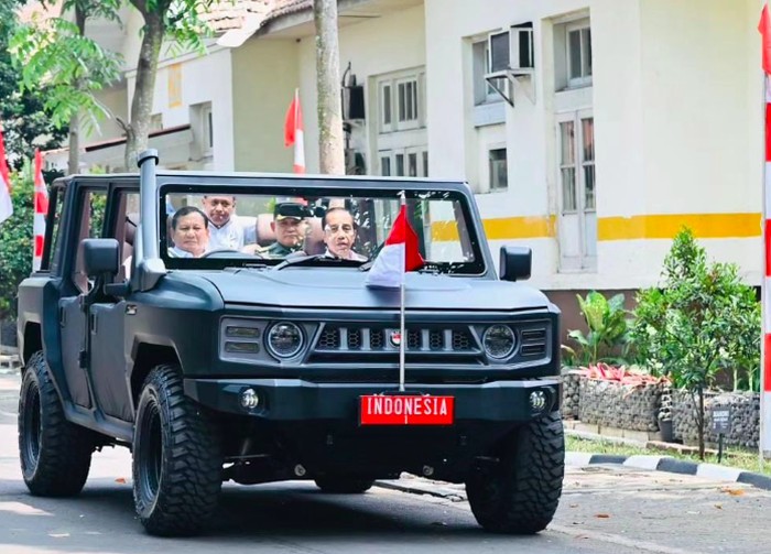 Leonita_Lestari's tweet photo. WONG CILIK DUKUNG JOKOWI
.
.
.

Hari ini, pilihan ke Prabowo adalah hal paling realistis bagi para pemilih Jokowi. Sederhana pikiran mereka jelas adalah terjaminnya kelangsungan pembangunan itu sendiri.

Yang mereka tahu, Ganjar sudah bukan penerima tongkat estafet pak Jokowi tapi Prabowo. Alasannya sangat sederhana, Gibran, anak sulungnya, mulai saat ini adalah sebagai cawapres Prabowo.

Jangan tanya kenapa itu bisa terjadi apalagi meributkan hal - hal terkait putusan MK. Itu bukan hal menarik bagi mereka. Mereka tidak akan mau pusing sepusing pikiran njelimet saudaranya yang sibuk di media sosial.

Pokoknya Jokowi is the best. Di mata mereka, pembangunan yang sudah dilakukan pak Jokowi hanya akan bisa dilakukan oleh dia yang menerima restu dan estafetnya. Yang lain - lain tidak mereka pikirkan.

Mereka kebanyakan adalah masyarakat dengan cara berpikir sederhana. Ribuan kilometer jalan, puluhan waduk, bandara hingga berbagai program kerakyatan terbukti mereka rasakan ada karena pak Jokowi.

Tak ada pernah terbayang bagi Paijo pada 10 tahun yang lalu dia akan punya mobil hari ini misalnya. Jalan di kampungnya tiba - tiba terbentang dan maka penting baginya untuk punya kendaraan sehingga setiap panen cabe dia tak lagi kesulitan.

Pun Murni yang bekerja di Karawang Jawa Barat sebagai karyawan. Moda kereta api yang sudah berubah drastis dan menjadi begitu nyaman dengan jadwal tertata layaknya di negara maju juga membuat jarak dengan kampung halamannya di Jogja seolah makin dekat. Dia tak lagi harus menunggu lebaran hanya untuk pulang kampung.

Intinya, sembilan tahun pemerintahan Jokowi benar - benar adalah anugerah bagi rakyat kecil di hampir seluruh sudut negeri ini. Bagi mereka, sembilan tahun bersama Jokowi adalah bukti negara hadir.

Jangan tanya hal rumit terkait urusan politik atau alasan kenapa ada koalisi partai dengan segala njelimetnya pada mereka, tapi coba tanyakanlah sebesar apa cinta mereka pada presidennya.

Jadi, ketika anda hari ini ramai - ramai menyudutkannya dengan banyak hal terkait politik yang tak mereka paham dan tak membuat mereka tertarik, hati - hati, badai perlawanan akan menghantam anda tanpa ampun.

Bukan dengan cara marah apalagi anarki, capresmu gak akan mereka pilih.
.
.