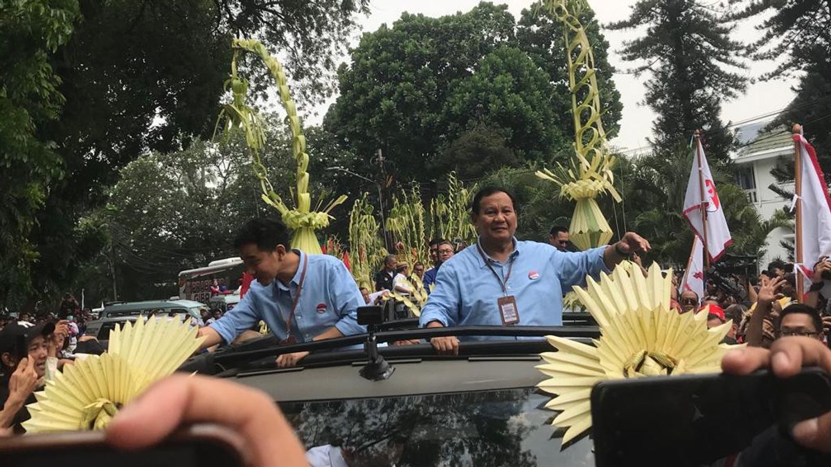 Leonita_Lestari's tweet photo. WONG CILIK DUKUNG JOKOWI
.
.
.

Hari ini, pilihan ke Prabowo adalah hal paling realistis bagi para pemilih Jokowi. Sederhana pikiran mereka jelas adalah terjaminnya kelangsungan pembangunan itu sendiri.

Yang mereka tahu, Ganjar sudah bukan penerima tongkat estafet pak Jokowi tapi Prabowo. Alasannya sangat sederhana, Gibran, anak sulungnya, mulai saat ini adalah sebagai cawapres Prabowo.

Jangan tanya kenapa itu bisa terjadi apalagi meributkan hal - hal terkait putusan MK. Itu bukan hal menarik bagi mereka. Mereka tidak akan mau pusing sepusing pikiran njelimet saudaranya yang sibuk di media sosial.

Pokoknya Jokowi is the best. Di mata mereka, pembangunan yang sudah dilakukan pak Jokowi hanya akan bisa dilakukan oleh dia yang menerima restu dan estafetnya. Yang lain - lain tidak mereka pikirkan.

Mereka kebanyakan adalah masyarakat dengan cara berpikir sederhana. Ribuan kilometer jalan, puluhan waduk, bandara hingga berbagai program kerakyatan terbukti mereka rasakan ada karena pak Jokowi.

Tak ada pernah terbayang bagi Paijo pada 10 tahun yang lalu dia akan punya mobil hari ini misalnya. Jalan di kampungnya tiba - tiba terbentang dan maka penting baginya untuk punya kendaraan sehingga setiap panen cabe dia tak lagi kesulitan.

Pun Murni yang bekerja di Karawang Jawa Barat sebagai karyawan. Moda kereta api yang sudah berubah drastis dan menjadi begitu nyaman dengan jadwal tertata layaknya di negara maju juga membuat jarak dengan kampung halamannya di Jogja seolah makin dekat. Dia tak lagi harus menunggu lebaran hanya untuk pulang kampung.

Intinya, sembilan tahun pemerintahan Jokowi benar - benar adalah anugerah bagi rakyat kecil di hampir seluruh sudut negeri ini. Bagi mereka, sembilan tahun bersama Jokowi adalah bukti negara hadir.

Jangan tanya hal rumit terkait urusan politik atau alasan kenapa ada koalisi partai dengan segala njelimetnya pada mereka, tapi coba tanyakanlah sebesar apa cinta mereka pada presidennya.

Jadi, ketika anda hari ini ramai - ramai menyudutkannya dengan banyak hal terkait politik yang tak mereka paham dan tak membuat mereka tertarik, hati - hati, badai perlawanan akan menghantam anda tanpa ampun.

Bukan dengan cara marah apalagi anarki, capresmu gak akan mereka pilih.
.
.