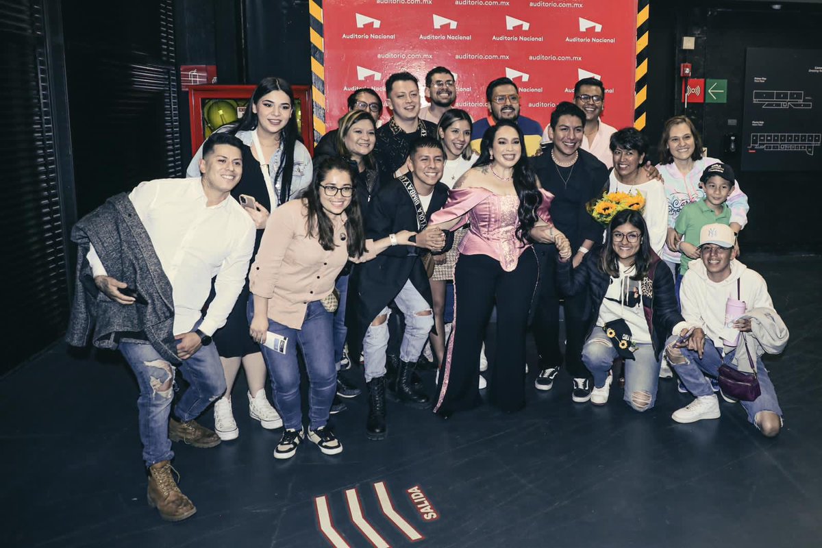 CarlaMorrisonmx's tweet photo. Terminar la gira en el #AuditorioNacional en México fue súper bello y nunca lo olvidaré! Gracias a mi equipo de trabajo, a la banda completa, a los staffs, al booking, al Managment, a absolutamente todos! Por compartir esto conmigo y luchar conmigo por compartir el mensaje del amor, la salud mental y la vida! No hubiera logrado nada de esto sin ustedes! Hasta la próxima! Que bella gira del #ElRenacimientoTour, 2 años llenos de mucho éxito gracias a Dios! Arriba el amor!