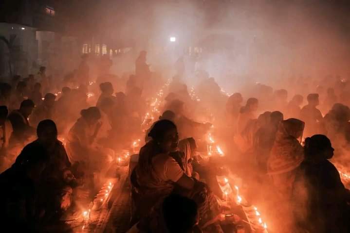 Light from million lamps, smoke from dhunachi, high peach rhythm of chanting and devotees absorbed in prayers creates breath-taking ambiance. ❤️🙏

#BabaLokenath #BangladeshiHindus #Bengali  #festivevibes #festivaloflights #travel #chanting #chant #hinduism 

5/n