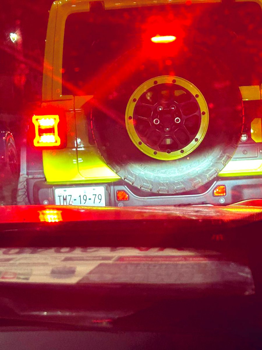 NADIASANABIA's tweet photo. 🆘 OAXACA 🆘  INFLUYENTE ALCOHOLICO EN FUGA @MunicipioSeguro @PolVial_GobOax 
🆘 Ayúdenos a ubicar al influyente ebrio que a bordo de un jeep verde fluorescente atropelló a Gabriel, quien es parte de @FundacionMayka, que se encarga de ayudar a abuelitos
🆘 Gabriel justo iba por un donativo cuando un desgraciado borracho impactó el vehículo en el que iba, al bajarse a revisar el golpe, LO ATROPELLÓ provocándole fracturas de tibia y peroné y mandándolo al hospital; también le le aventó el jeep a quienes quisieron detenerlo
🆘 Y ninguna patrulla en pleno Periférico altura Piticó 😡 
🆘 JEEP VERDE PLACAS TMZ 19 79 🆘