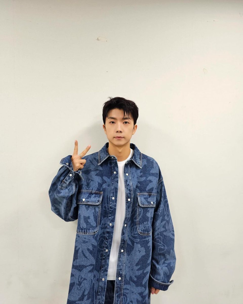 2pmalways's tweet photo. [2PM IG]
Hottest who took the college entrance exam, you've worked hard👨‍🏫💙

#ThisWeek #ThuFriToo #AngDay~💙🐤
#BeatCoin #WhereIsMyHome #VS #WatchThemLive!!
https://t.co/G8YOPbMCq2 https://t.co/4fWsHwtYNc