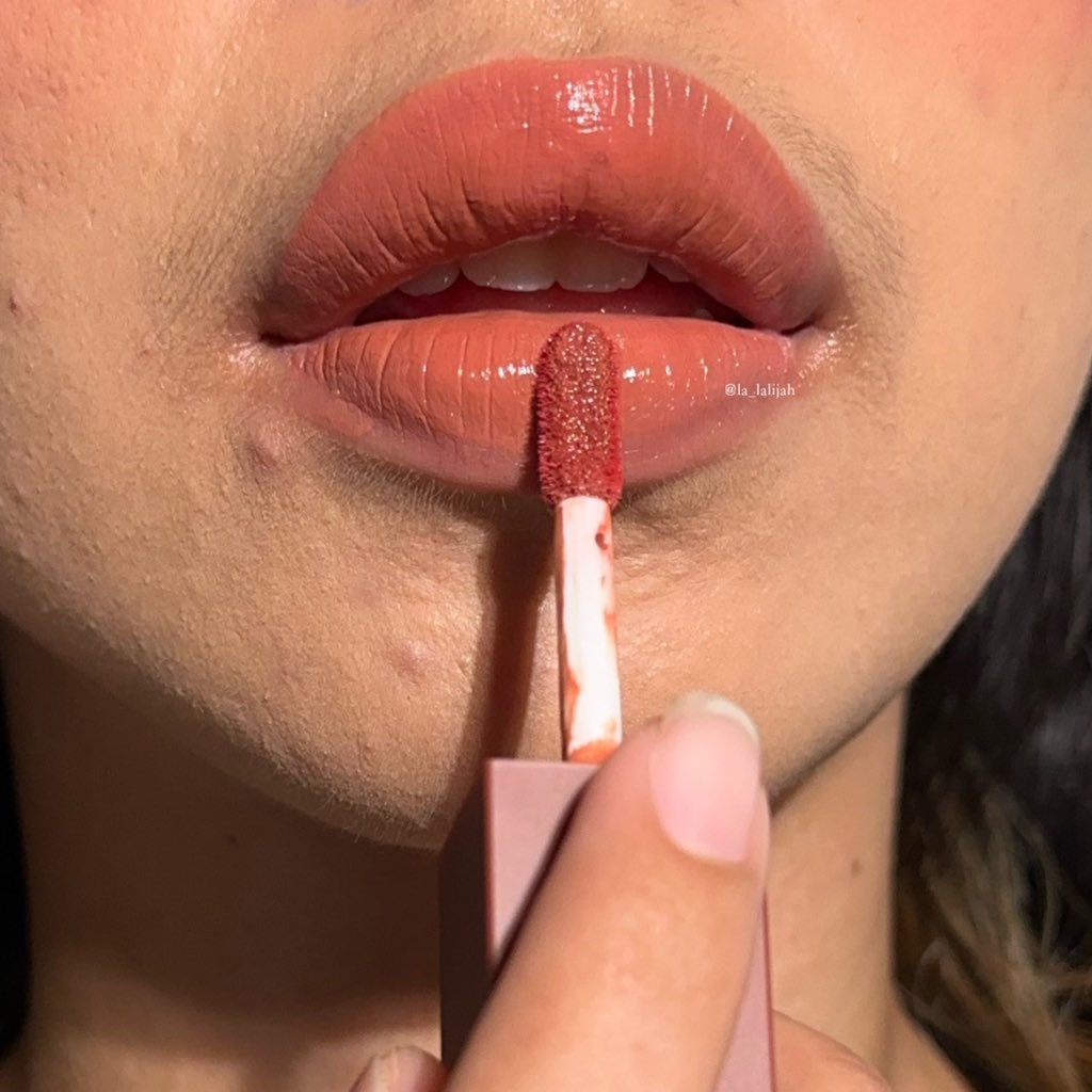 la_lalijah's tweet photo. Mangnya boleh se-fomo enih?🥰

Aku lagi pake Sea Makeup Lacquer Shake Lip Ink shade Marttini💋

Sebenernya dia coklat, cuma dibibir aku yg pucet jadi sedikit ada orangenya, pas sih descnya pinkish peach😳 #racuninmakeup https://t.co/7VFiCAq565
