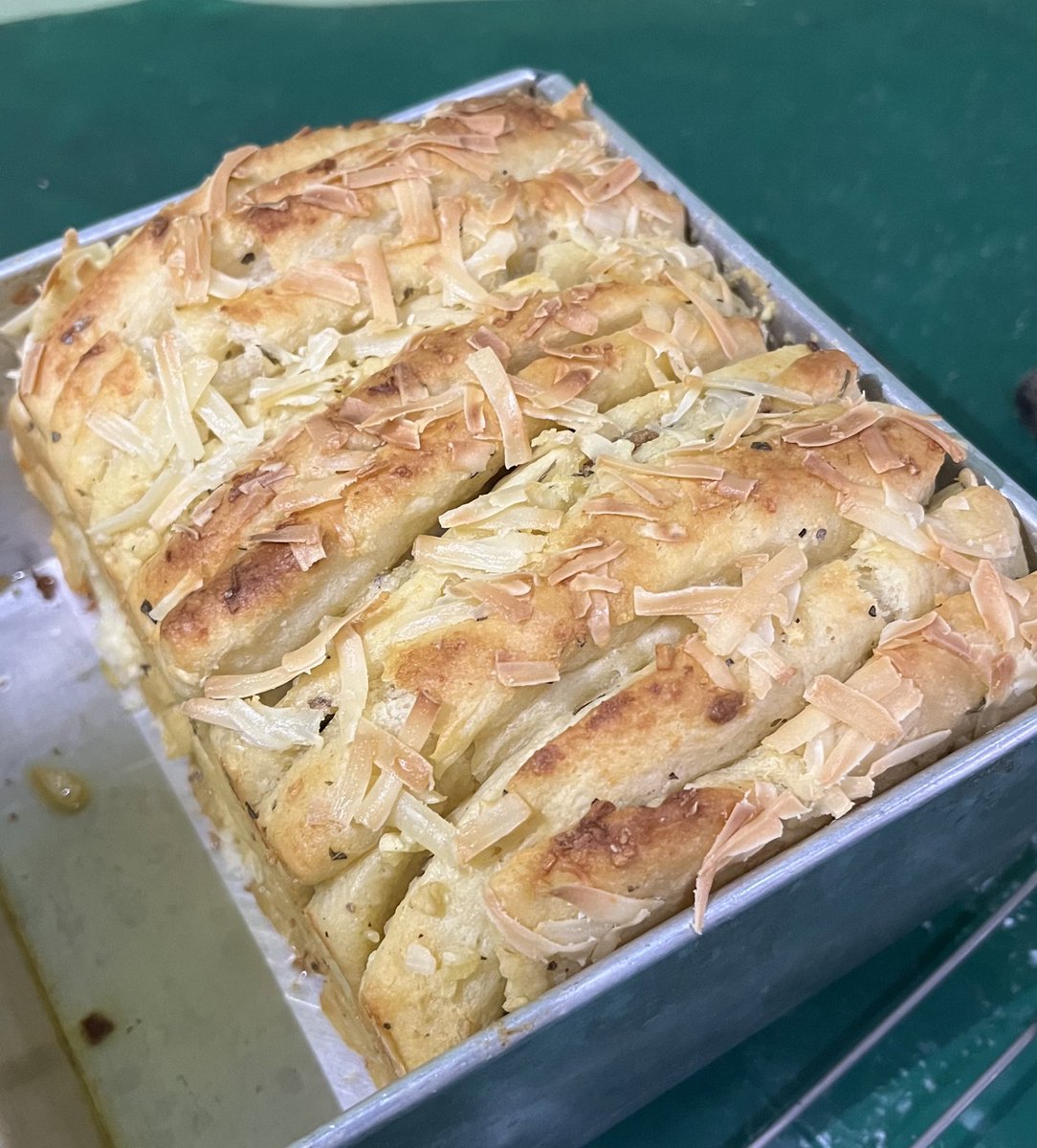 aiiabon's tweet image. Tadaaa~
Udah deh jadi! Roti yg wangiii bawang putih, gurih trus empuk. Atasnya crunchy krn pakai mentega, uwaaah 😻
Ngerobek tiap lapisannya rasanya satisfying.

Males bikin? Pesen aja sama aku! Hehe

#AiMasak #GarlicCheeseBread #PullApartBread