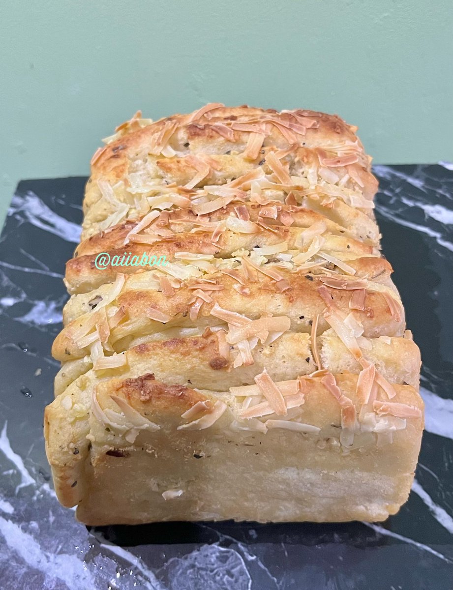 aiiabon's tweet image. Tadaaa~
Udah deh jadi! Roti yg wangiii bawang putih, gurih trus empuk. Atasnya crunchy krn pakai mentega, uwaaah 😻
Ngerobek tiap lapisannya rasanya satisfying.

Males bikin? Pesen aja sama aku! Hehe

#AiMasak #GarlicCheeseBread #PullApartBread