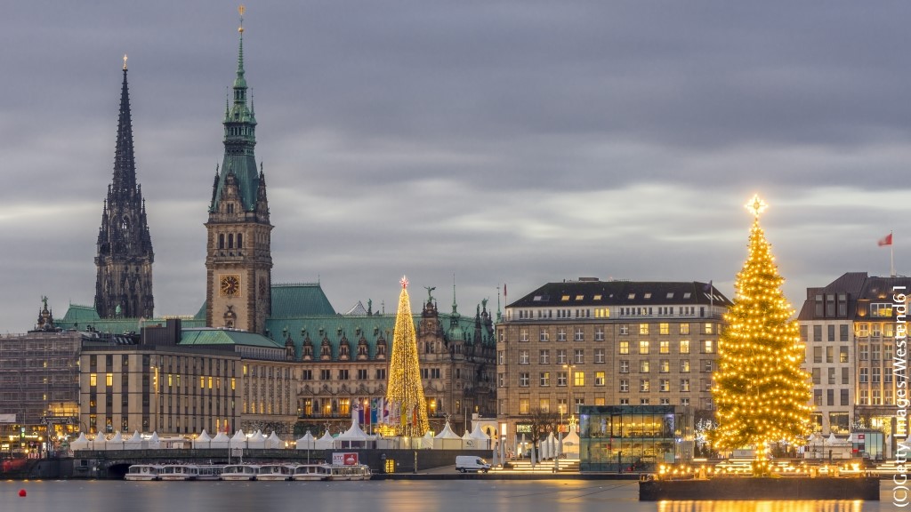 GermanyTravelJP's tweet photo. 人口約190万のドイツ第二の都市ハンブルクでは、なんと！合計17つのクリスマスマーケットが開催。
既に開催中のWinterdomは冬の移動遊園地、そして一番華やかな市庁舎前のマーケットには空飛ぶサンタクロースが1日3回登場しますよ。
開催期間: 11/27~12/23（市庁舎のマーケット）
#GermanyXmas https://t.co/rJhfE1xBuh