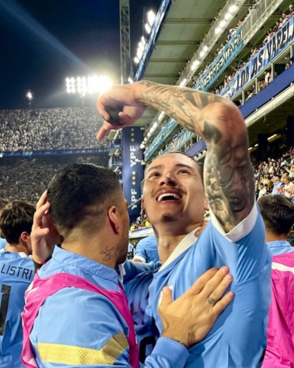 Es su ídolo. Es el ídolo de todo el Uruguay. Es el que nos devolvió a todos la ilusión por ver a la Selección.

Claro, Darwin, aproveche la influencia del mejor jugador de la historia de <a href="/Uruguay/">Selección Uruguaya</a>, potencial sobra. 

¡Vamo’ arriba Uruguay!  🩵

9️⃣ x 1️⃣9️⃣ ⚽️