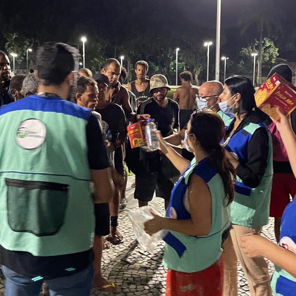 updateswiftbr's tweet photo. Swifties, os frutos da nossa ação já começaram a ser colhidos! Os kits (água + panettone) arrecadados já começaram a ser entregues na cidade do Rio de Janeiro. 

Obrigado pelo apoio, Santuário Cristo Redentor. #TaylorNoCristo https://t.co/u22LYKICmb