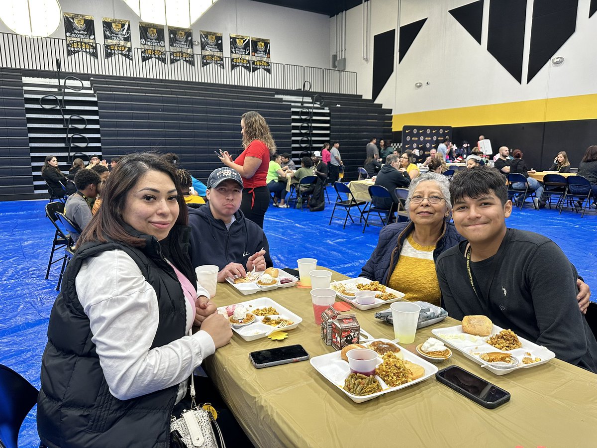 Thanksgiving Luncheon at the Park 🦃 We love our families and we thank them for being part of our community❤️ @TheParkMS @YsletaISD @jortiz_P_ @plarabazan