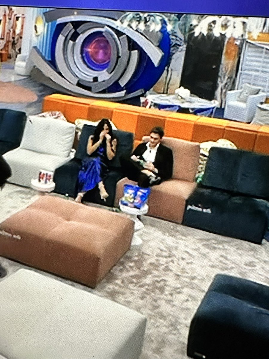 MelinaSorr's tweet photo. AIUTO #GrandeFratello https://t.co/EcGF7YZze4