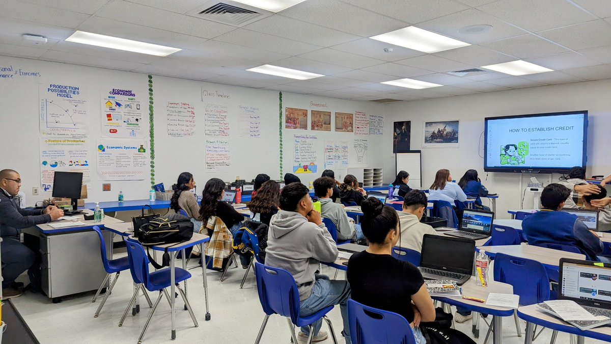 🍎✨Continued new teacher support at its finest! @AGarcia_SEHS demonstrated how she plans a lesson from start to finish to include a slide deck utilizing PearDeck & guided notes. Today was the culmination with a live demonstration; SEHS is all about teamwork! #SEHStheBest