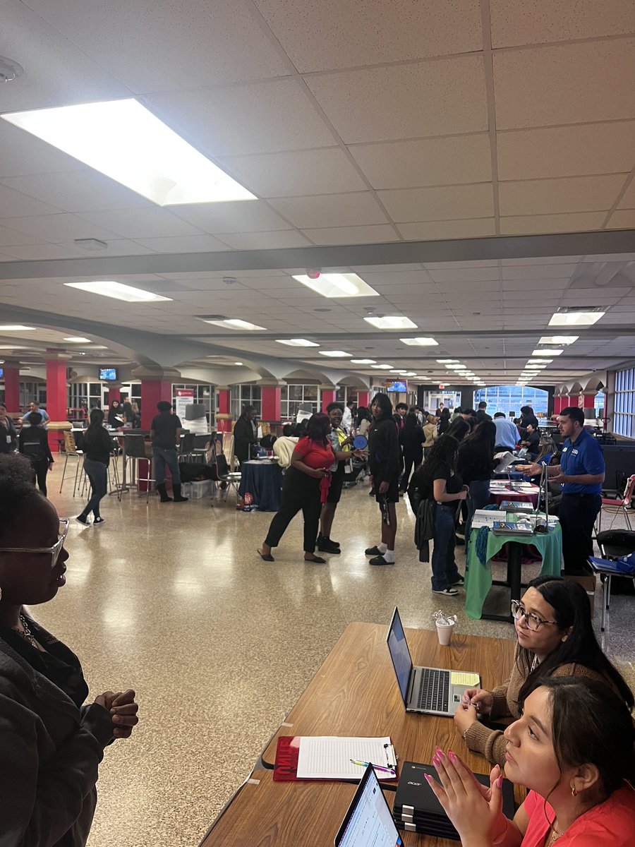 Career Night at MacArthut HS! Special thanks to Mrs. Iglesias for organizing the Career Fair. Students had the chance to explore several careers and sit through various sessions. #MPND