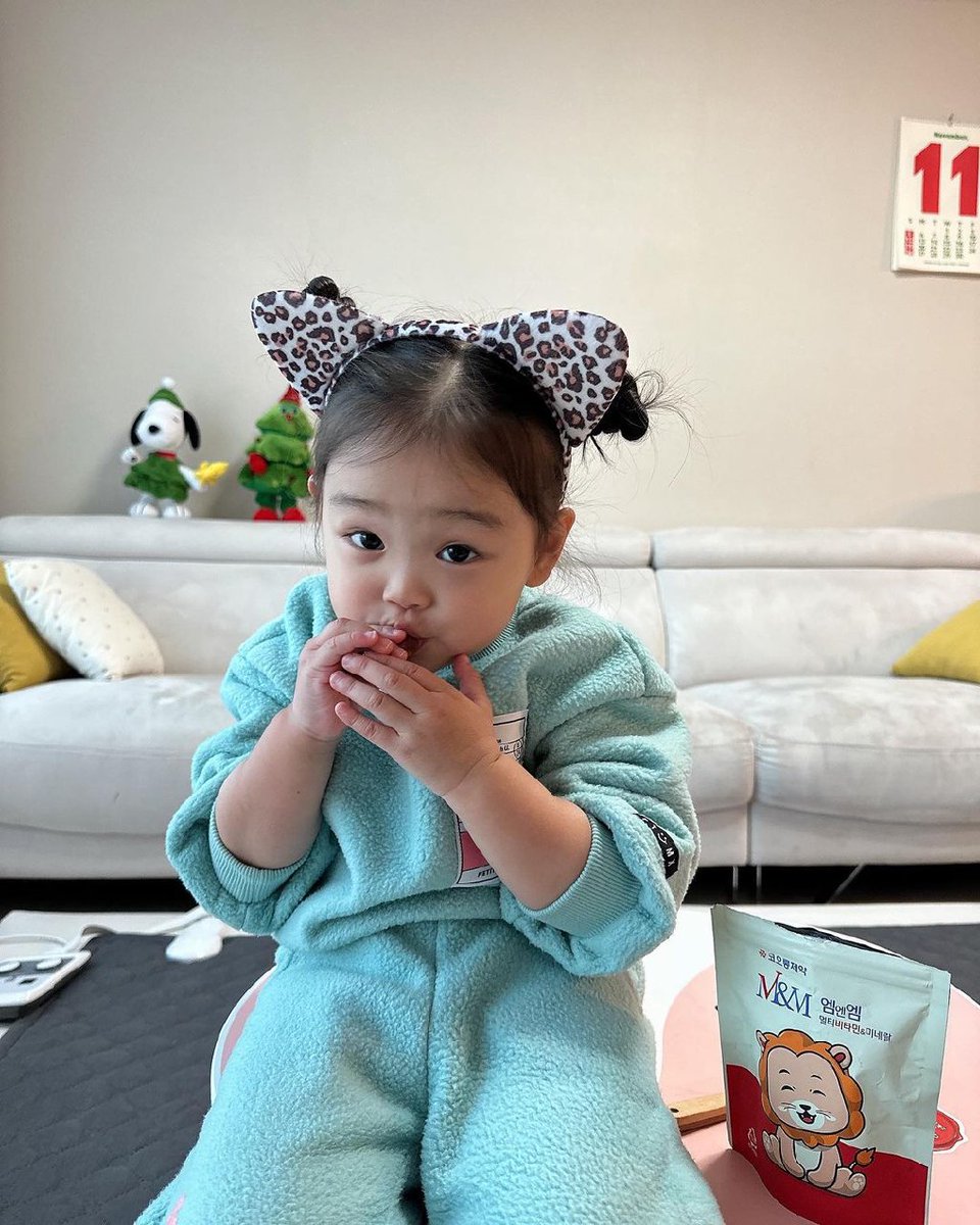 ⠀­­
⠀­­
   ┃Hong-Kong, China 16.11.23
⠀⠀­­⠀⠀⠀⠀­­⠀ 
        A nabizinha provando um dos 
        mimos que a titia dele trouxe

          ⠀           ❛   ⓒ