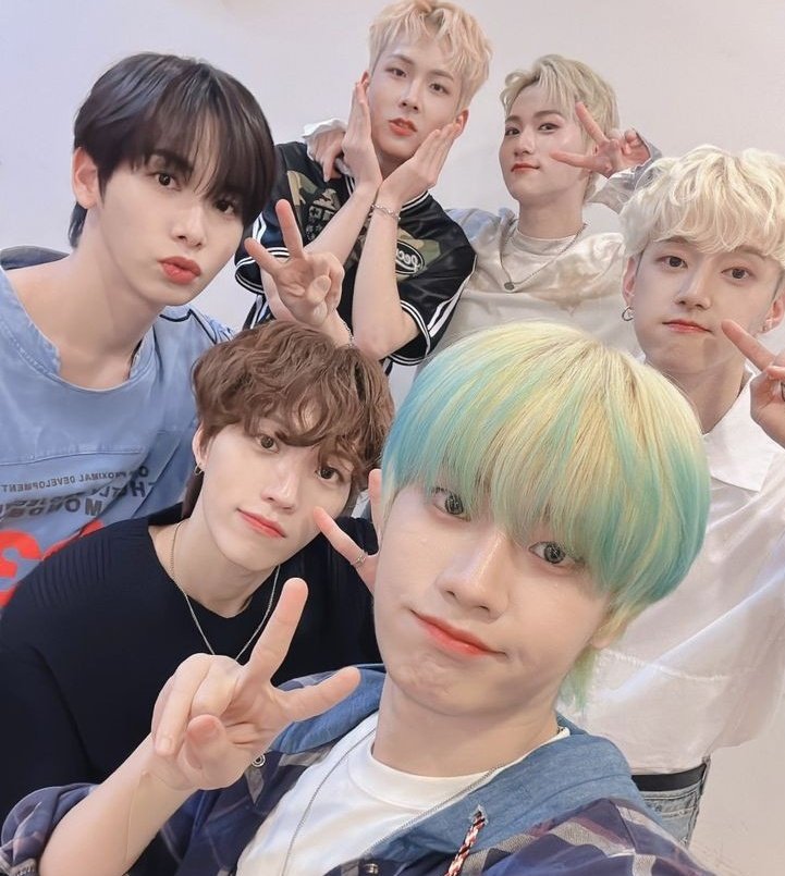 [🎂] Hoje nosso AIMERS tá completando 1 ano de debut. 🥹

Que nossos meninos continuem felizes  &amp;  brilhando juntinhos por muito  &amp;  muito tempo. ❤️🎉

#AIMERS #에이머스 <a href="/AIMERS_AMRS/">AIMERS</a>
#AIMERS_DEBUT_1st_ANNIVERSARY