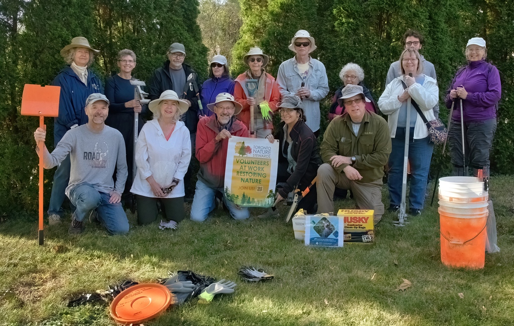 We're giving a big shoutout to all of the Invasive Species Action Fund recipients who are working to monitor and manage invasive species across Ontario. See all the amazing work being done: bit.ly/3Q7fAua

📸 Toronto Nature Stewards